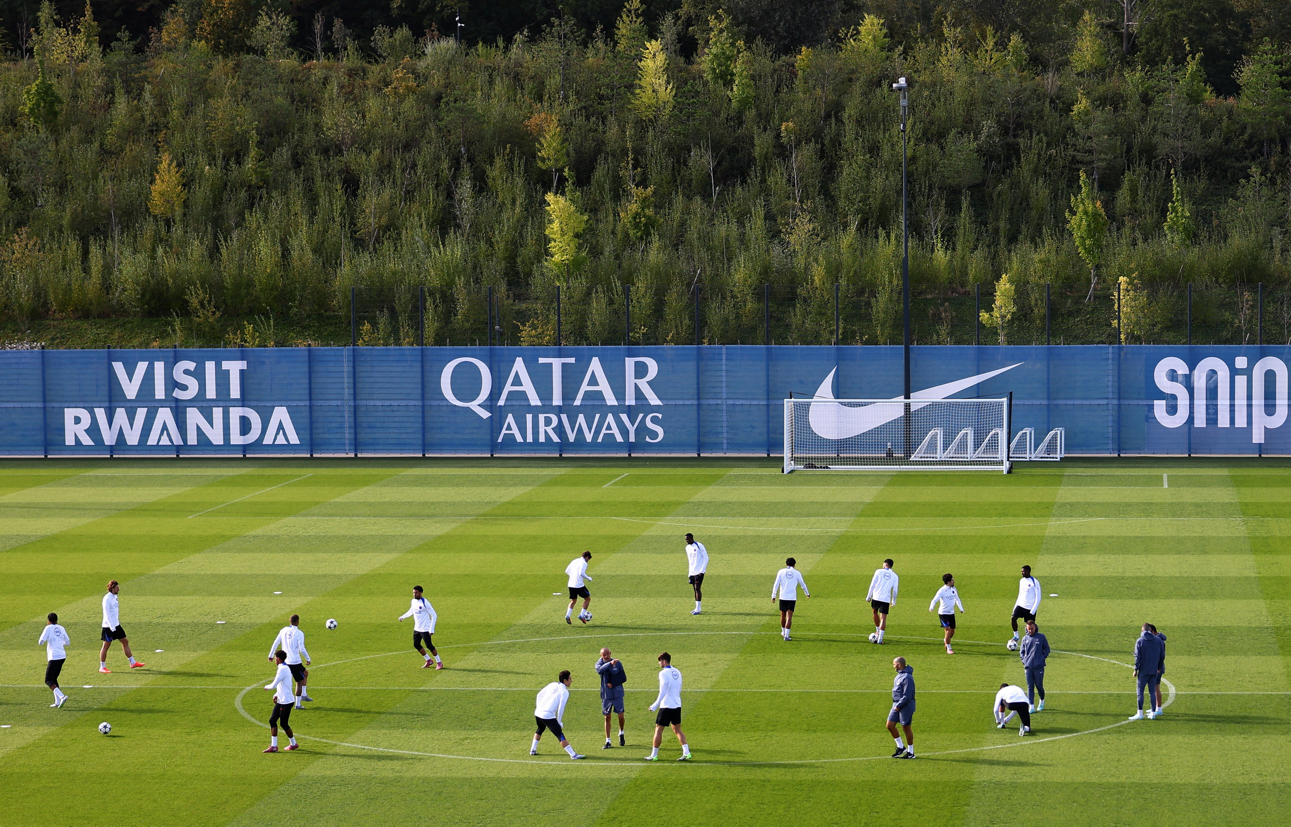 包含今夜体能课后,巴黎圣日耳曼再遭质疑备战欧冠,目标明确,赛程密集仍需轮换的词条 包含今夜体能课后,巴黎圣日耳曼再遭质疑备战欧冠,目标明确,赛程密集仍需轮换的词条
